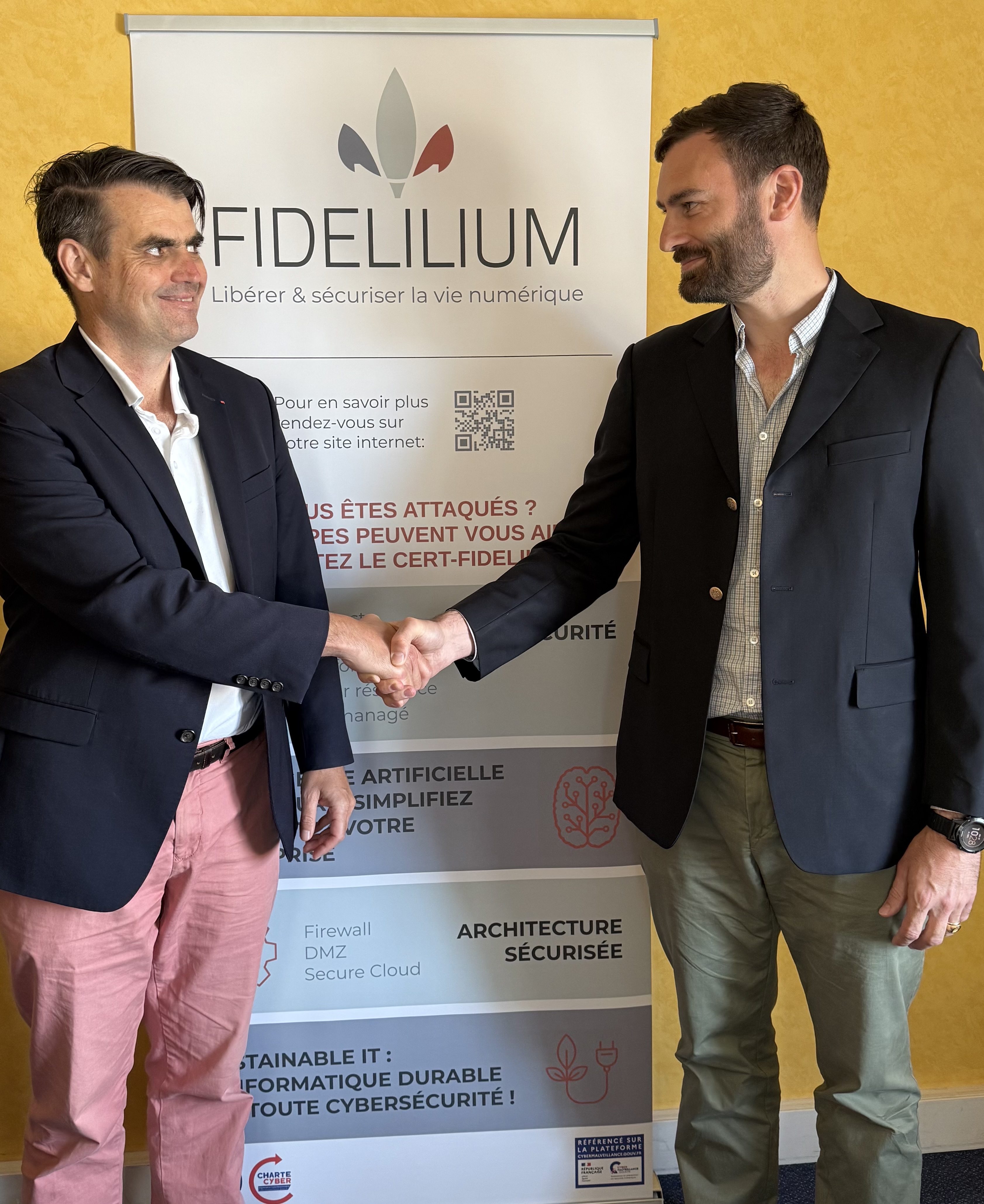 Nicolas Malbec et Guillaume de Carné échange une poignée de main devant un panneau FIDELILIUM